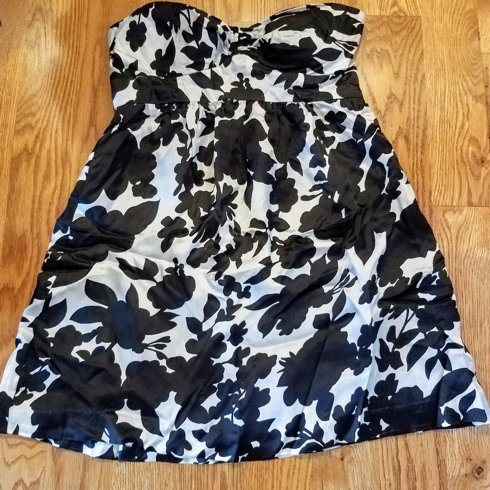 Black& white floral mini strapless dress  4ever 21